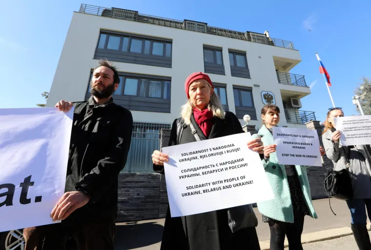 Zagrepčani su se okupili na mirnom prosvjedu ispred veleposlanstva Rusije: Poručili da je Rusija agresor