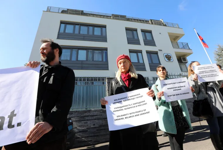 Zagrepčani su se okupili na mirnom prosvjedu ispred veleposlanstva Rusije: Poručili da je Rusija agresor