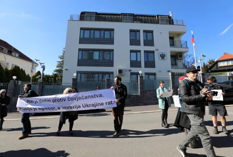 Zagrepčani su se okupili na mirnom prosvjedu ispred veleposlanstva Rusije: Poručili da je Rusija agresor