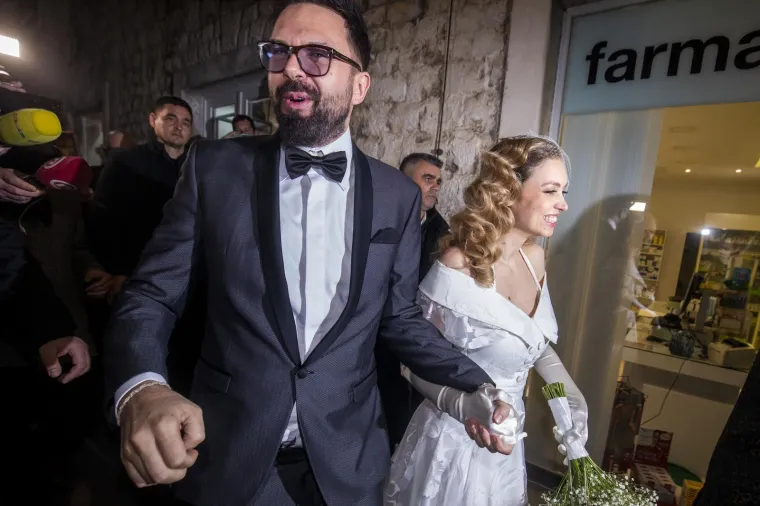 Mladenci su za prvi ples odabrali pjesmu Beatlesa, &quot;Here, There and Everywhere&quot;. Slavlje je trajalo do ranih jutarnjih sati, a izvor blizak paru je za 24sata otkrio: &quot;Hana je prezadovoljna kako je ispala svadba. Ljepšu nije mogla poželjeti&quot;.