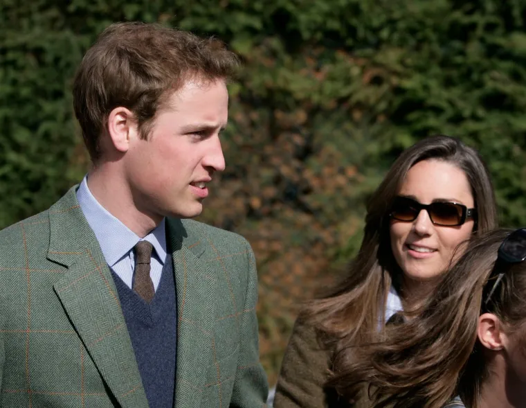 Princ William se nakon prekida s Jessicom potpuno posvetio novoj djevojci, Kate Middleton, koju je upoznao 2003. No, to nije značilo da je njegova &quot;veza&quot; s bivšom ljubavi, Jessicom, prestala. Mediji su se raspisali o princu nakon što je s bivšom djevojkom otišao na vjenčanje, a evo što je nakon toga napravio tada svojoj novoj djevojci Kate...