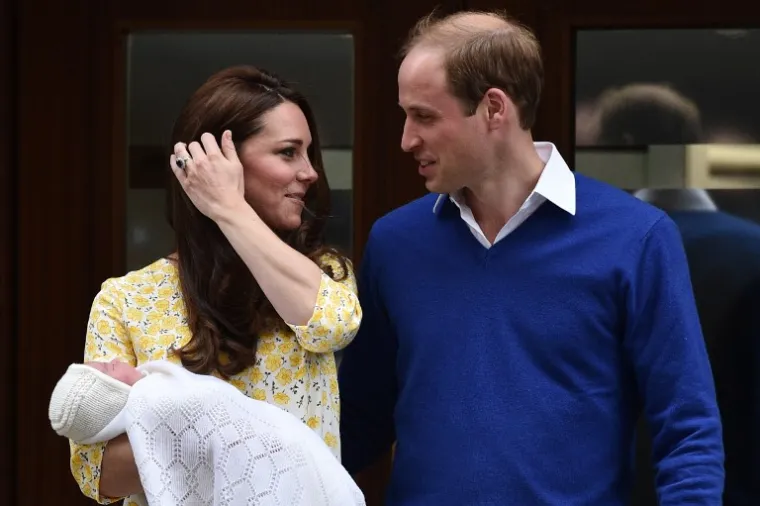Par se pomirio 2008., zaruke su objavili u studenom 2010., a godinu dana kasnije su se vjenčali. Danas su ponosni roditelji princa Georgea, princeze Charlotte i princa Louisa. William je u studenom 2016. pohvalio Kate zbog toga kako se nosi s roditeljstvom. &quot;To je za mene osobno bila velika promjena. Jako sam sretan u podršci koju imam od Catherine. Ona je nevjerojatna majka i fantastična supruga&quot;, rekao je tada za Talk Vietnam. 