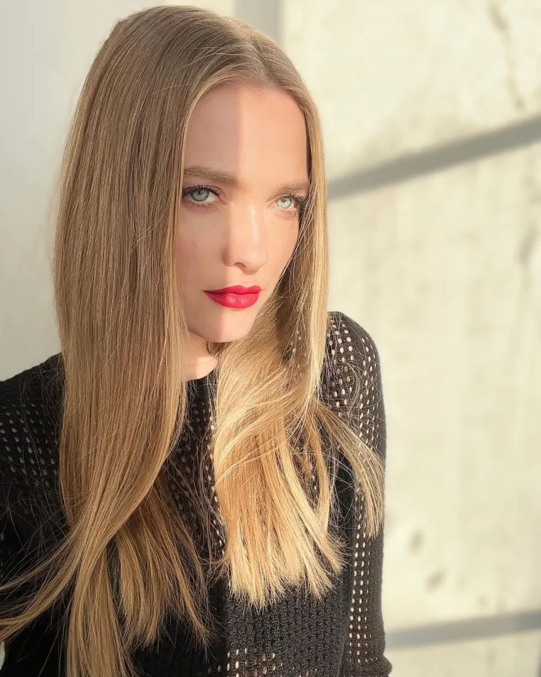 Ruski supermodel Vlada Roslyakova (34) na svom je Instagramu objavila video u kojem apelira na političare da zaustave rat u Ukrajini, a dotakla se i djetinjstva, kada joj je bilo samo 5 godina - u nastavku saznajte što je rekla...