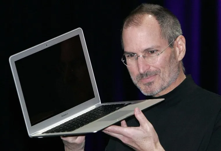 Steve Jobs rođen je 24. veljače 1955. u San Franciscu. Njegov je biološki otac Abdulfattah Jandali, musliman iz Sirije. Kako njegovi biološki roditelji nisu bili spremni na djecu, dali su ga na posvajanje. No, budućoj obitelji postavili su uvjet. Njegovi skrbnici morali su biti visokoobrazovani. Ispostavilo se kako je par koji je posvojio Stevea lagao jer su očajnički željeli dijete, a kako mu nisu mogli pružiti fakultetsko obrazovanje, Jobs fakultet nikad nije niti završio.