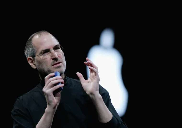 Jednako kao što je njega njegov otac odbacio, tako je on isprva negirao i svoje prvo dijete. Naime, Steve Jobs je iz veze s Chrisann Brennan dobio kćer Lisu Brennan-Jobs. O Lisi se skrbila njezina majka, a Steve je to očinstvo negirao. Tek kasnije ju je priznao i postao dobar roditelj. S Laurene Powell oženio se 18. ožujka 1991. godine, a u tom braku dobio je još troje djece.