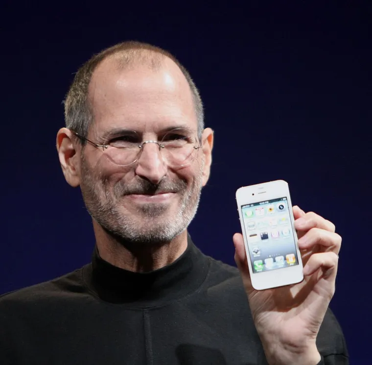 Steve Jobs je zen budist, a razmišljao je jedno vrijeme o ulasku u samostan i redovničkom životu. Njegovi biografi tvrde da mu je zen budizam promijenio život. Jednom je prilikom rekao: &quot;Ne možete spojiti točke gledajući naprijed, možete ih povezati tek gledajući unatrag. Zato morate vjerovati da će se jednom u budućnosti sve na kraju spojiti i imati smisla. Morate vjerovati nečemu – sebi, sudbini, životu, karmi, bilo čemu!&apos;