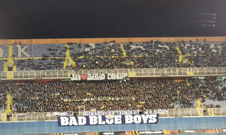 Pogledajte prizore s Maksimira: Boysi uoči utakmice na tribini razvili ukrajinske zastave i transparent s jasnom porukom