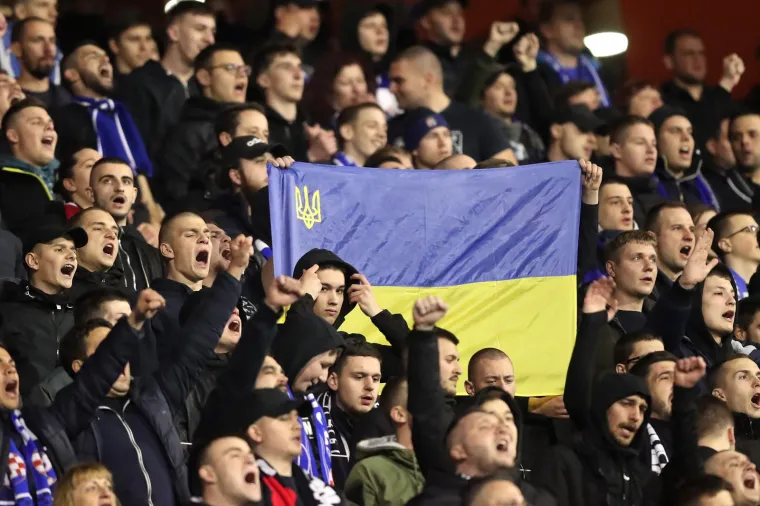 Pogledajte prizore s Maksimira: Boysi uoči utakmice na tribini razvili ukrajinske zastave i transparent s jasnom porukom