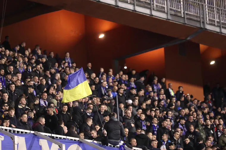 Pogledajte prizore s Maksimira: Boysi uoči utakmice na tribini razvili ukrajinske zastave i transparent s jasnom porukom