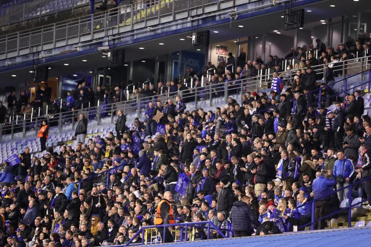 Pogledajte prizore s Maksimira: Boysi uoči utakmice na tribini razvili ukrajinske zastave i transparent s jasnom porukom