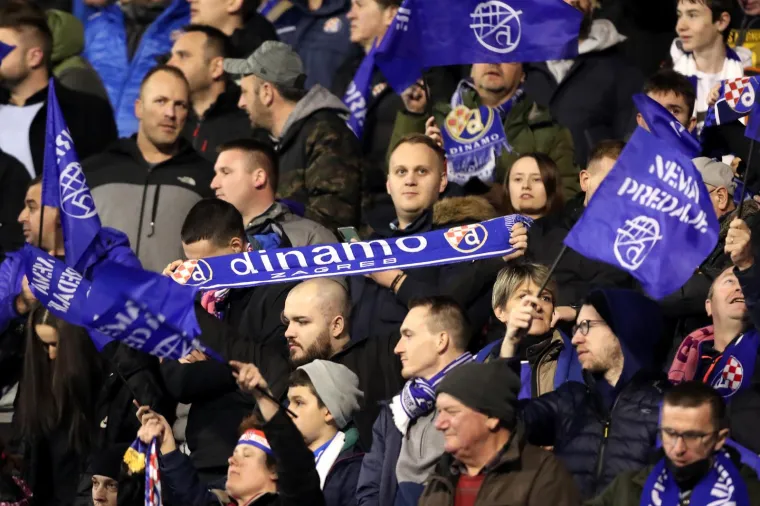 Pogledajte prizore s Maksimira: Boysi uoči utakmice na tribini razvili ukrajinske zastave i transparent s jasnom porukom