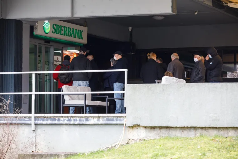 Hrvati panično dižu gotovinu iz ruske banke! Već od jutra redovi zbog straha da ne izgube svoj novac
