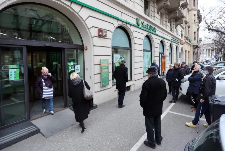 Hrvati panično dižu gotovinu iz ruske banke! Već od jutra redovi zbog straha da ne izgube svoj novac