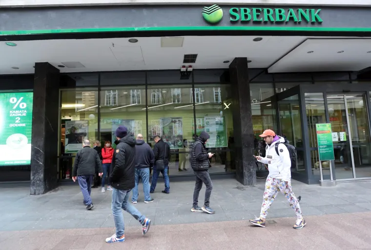 Hrvati panično dižu gotovinu iz ruske banke! Već od jutra redovi zbog straha da ne izgube svoj novac