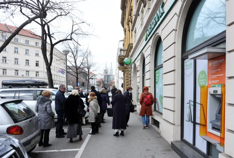 Hrvati panično dižu gotovinu iz ruske banke! Već od jutra redovi zbog straha da ne izgube svoj novac