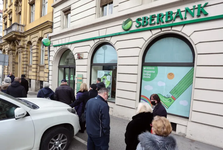 Hrvati panično dižu gotovinu iz ruske banke! Već od jutra redovi zbog straha da ne izgube svoj novac