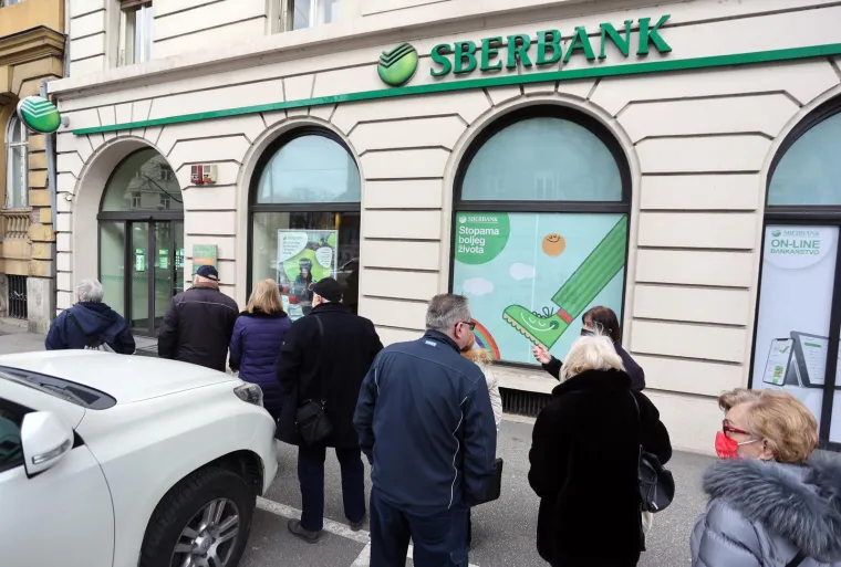 Hrvati panično dižu gotovinu iz ruske banke! Već od jutra redovi zbog straha da ne izgube svoj novac