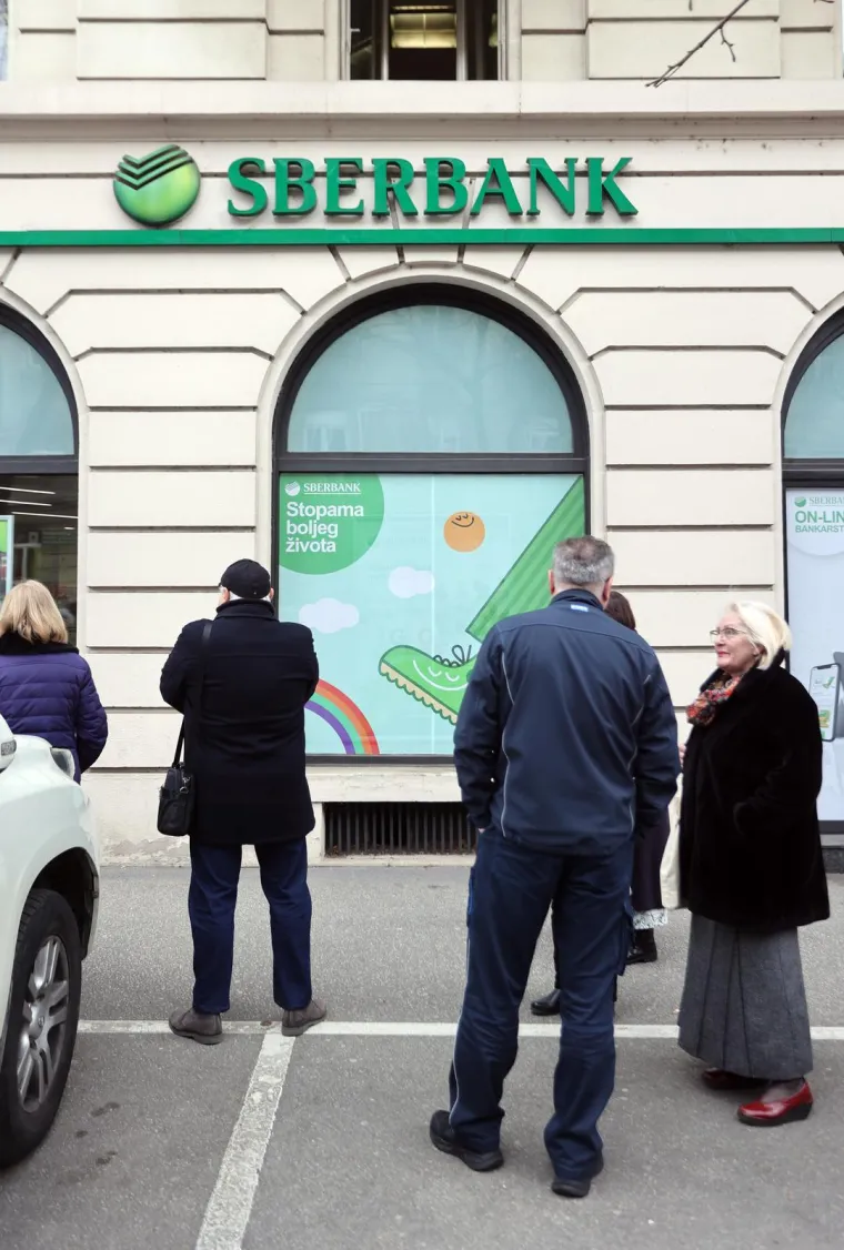 Hrvati panično dižu gotovinu iz ruske banke! Već od jutra redovi zbog straha da ne izgube svoj novac