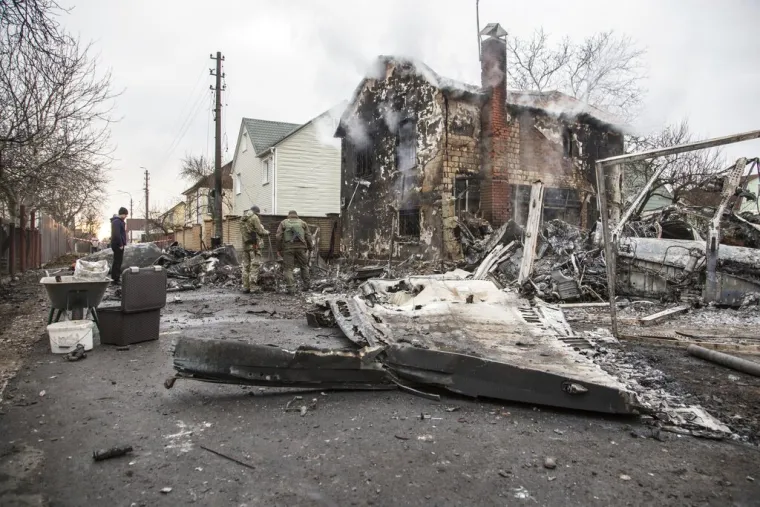 VELIKA FOTOGALERIJA Rat i smrt u Ukrajini: Zgrade raketirane, mrtve skupljaju po ulicama, ljudi su u &scaron;oku i nevjerici...