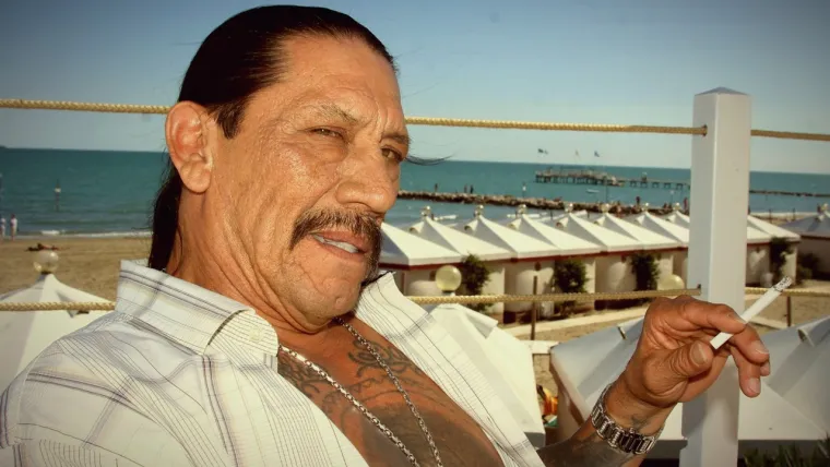 Danny Trejo često glumi likove koji su negativci i antijunaci. Ali pogledajte samo kako je kul - tetovaže, motori, mačeta. Istina je, međutim, da i u stvarnosti vodi isti buntovnički stil života - to je ljepota toga.