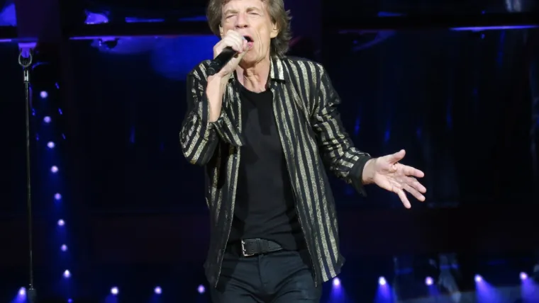 Zbog svog neobičnog izgleda i bizarnih pokreta, Mick Jagger emitira posebnu auru sposobnu očarati i žene i muškarce. 