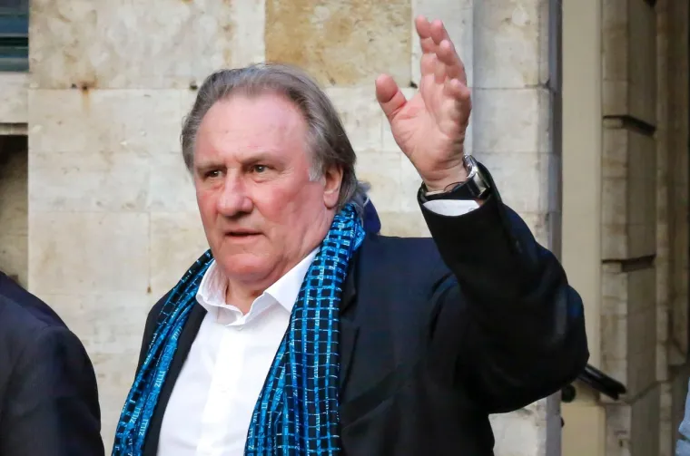 Gérard Depardieu nikada nije bio zgodan tip, ali je ipak pristojnog izgleda i obdaren određenom vrstom karizme koja ga je uvijek činila popularnim među lijepim ženama.