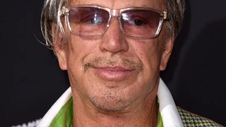 Nekoć je Mickey Rourke bio toliko zgodan da nisi mogao maknuti pogled s njega. Ali od tada se sve dramatično promijenilo. No, na sreću, postoje stvari na svijetu koje se nikada ne mijenjaju, a jedna od njih je Mickeyeva karizma bez premca. Koga briga kako izgleda! I dalje je nevjerojatan!