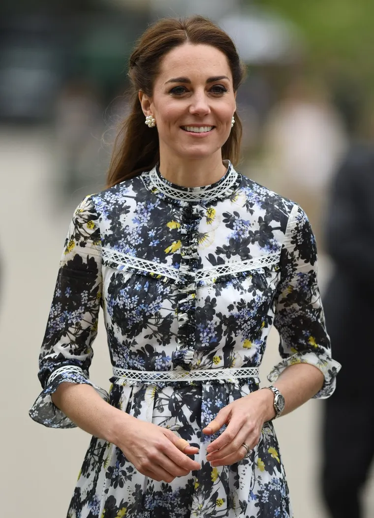 Obavezno se pokrijte: Kate Middleton uvijek mora biti sigurna da ne pokazuje dekolte. Princeza Diana stavljala je spojku na prsa dok je izlazila iz vozila kako bi si pomogla u tome.