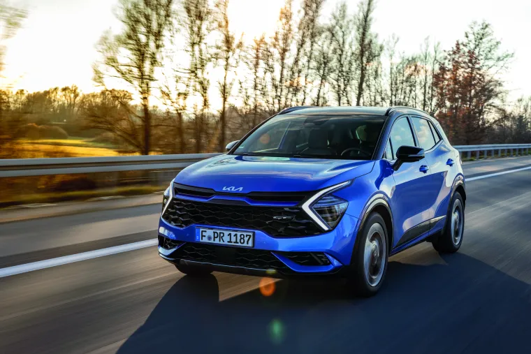 Dostupni su i najnoviji benzinski i dizelski motori s unutarnjim izgaranjem, koji osiguravaju da novi Sportage može zadovoljiti širok raspon potreba i zahtjeva kupaca. Dizelski motor također se može kombinirati s tehnologijom blagog hibrida, koja služi za dodatno smanjenje emisija i potrošnje goriva