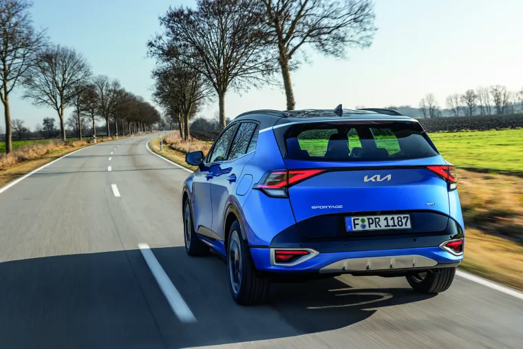 Sportage dolazi i u plug-in hibridnoj verziji. Kompaktni turbo motor dio je naprednog paketa pogonskog sklopa koji uključuje i elektromotor snage 66,9 kW i litij-ionsku polimersku bateriju od 13,8 kWh. Ova kombinacija pogonskog sklopa osigurava ukupnu snagu sustava od 265 KS, pri čemu 180 KS daje benzinski T-GDI motor