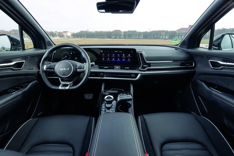 U središtu kabine je integrirani zakrivljeni zaslon osjetljiv na dodir sa sportskim otvorima s detaljima. Zakrivljeni zaslon elegantno se proteže preko cijele nadzorne ploče, dajući kokpitu dramatičnu širinu i dubinu