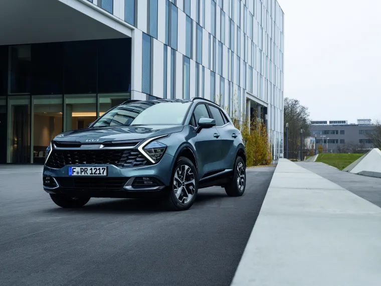 Sustav pomoći pri parkiranju na daljinu (RSPA) pomaže vozaču da parkira na daljinu ili napusti parkirno mjesto kada nije u vozilu