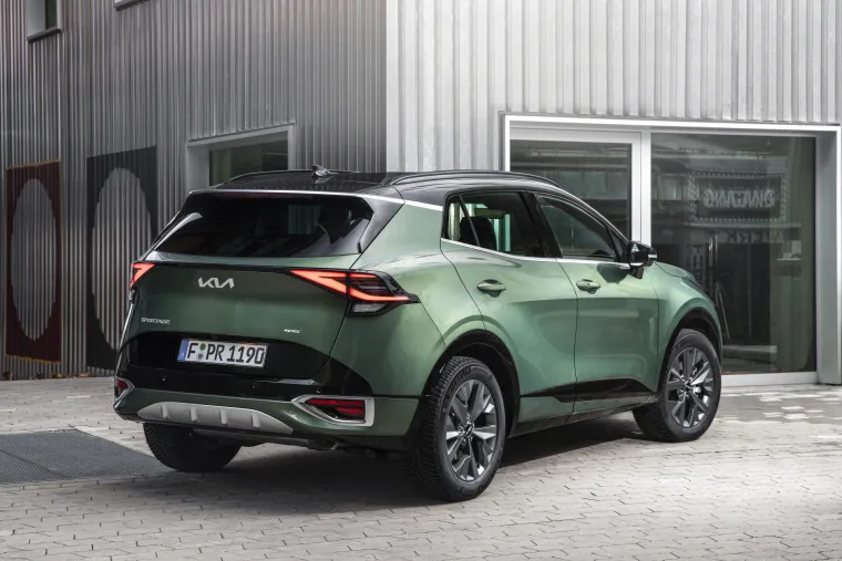 Stražnja svjetla povezana su tankom vodoravnom linijom, što novom Sportageu daje prilično širok izgled straga