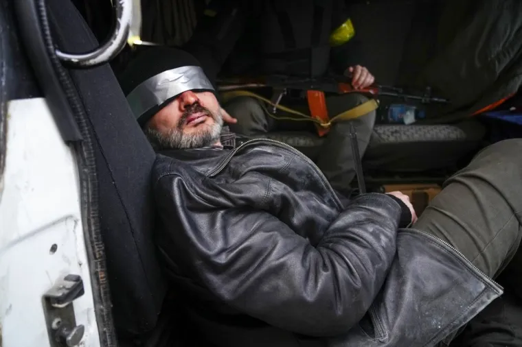 Nove slike iz Ukrajine: Uhvaćen ruski &scaron;pijun, civili spremaju Molotovljeve koktele za Ruse, čovjek bez noge brani grad