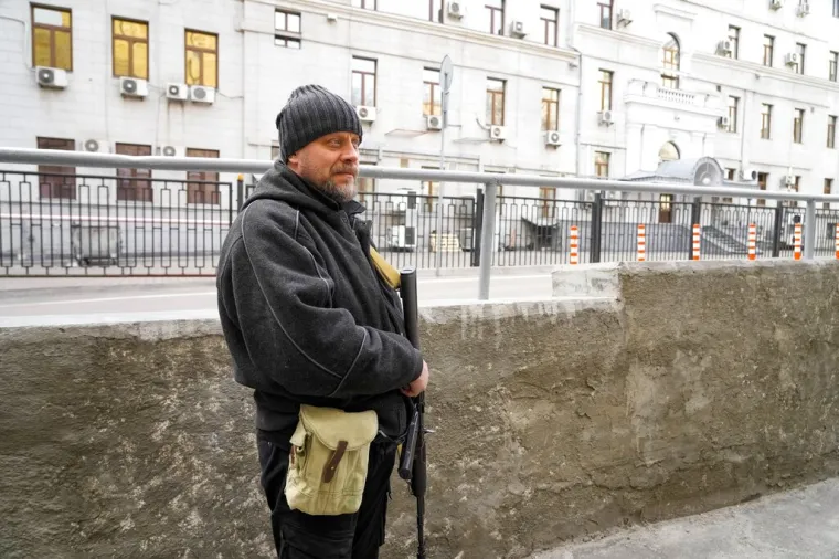 Nove slike iz Ukrajine: Uhvaćen ruski &scaron;pijun, civili spremaju Molotovljeve koktele za Ruse, čovjek bez noge brani grad