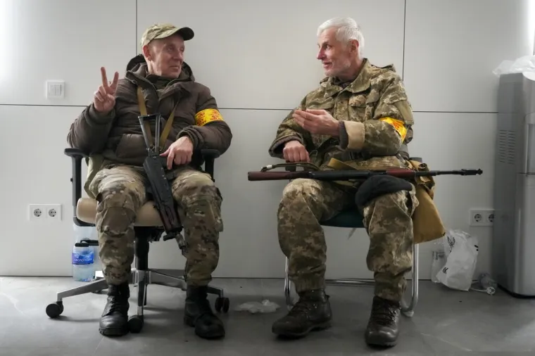 Nove slike iz Ukrajine: Uhvaćen ruski &scaron;pijun, civili spremaju Molotovljeve koktele za Ruse, čovjek bez noge brani grad