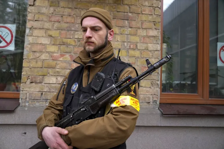 Nove slike iz Ukrajine: Uhvaćen ruski &scaron;pijun, civili spremaju Molotovljeve koktele za Ruse, čovjek bez noge brani grad