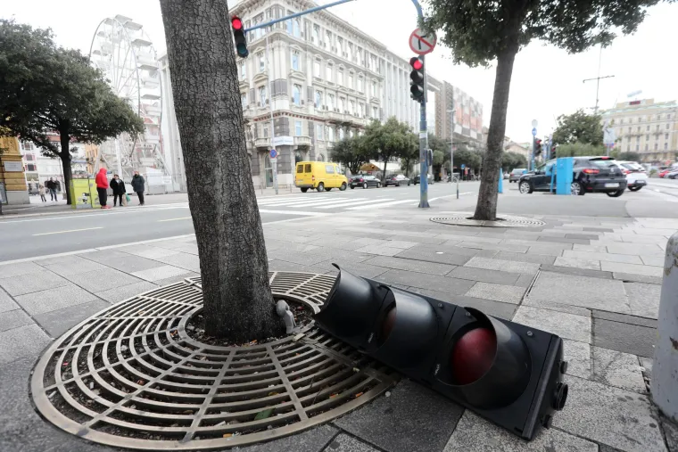 Olujna bura u Rijeci ru&scaron;i stabla i semafore