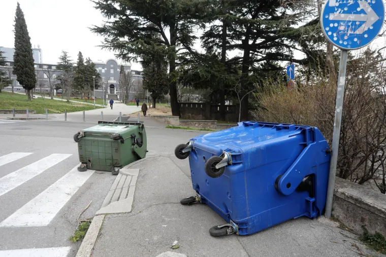 Olujna bura u Rijeci ru&scaron;i stabla i semafore