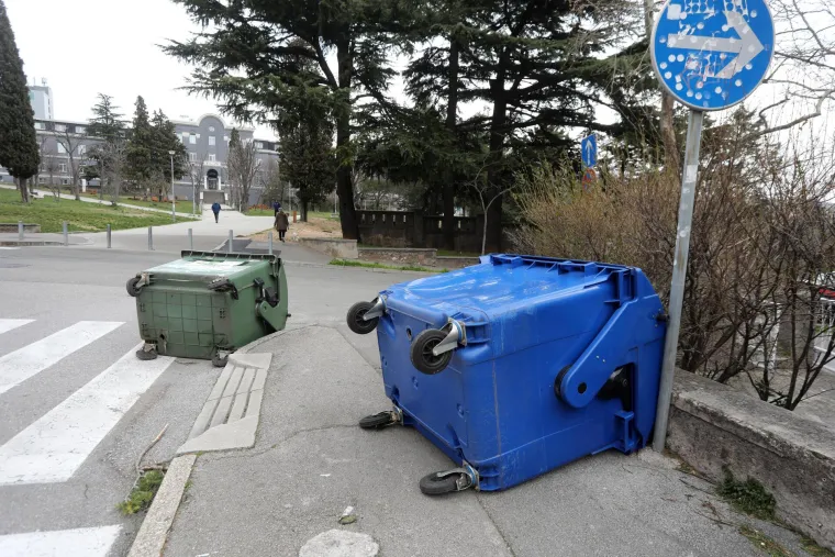 Olujna bura u Rijeci ru&scaron;i stabla i semafore