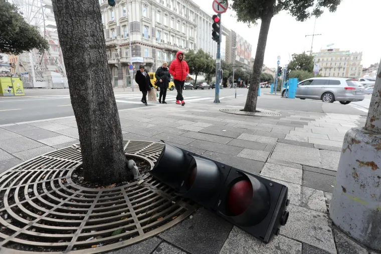 Olujna bura u Rijeci ru&scaron;i stabla i semafore