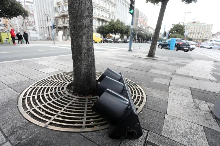 Olujna bura u Rijeci ru&scaron;i stabla i semafore