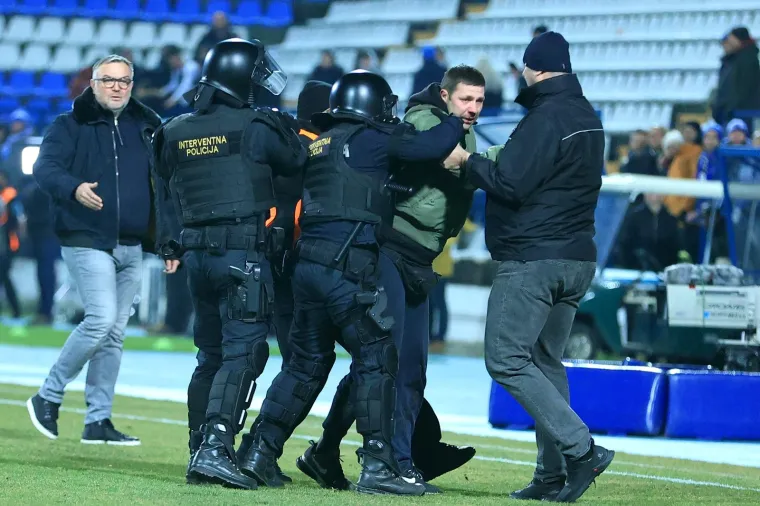 Neredi nakon derbija Osijeka i Dinama: Interventna i redari na terenu hvatali navijače; Ovo niste mogli vidjeti u prijenosu