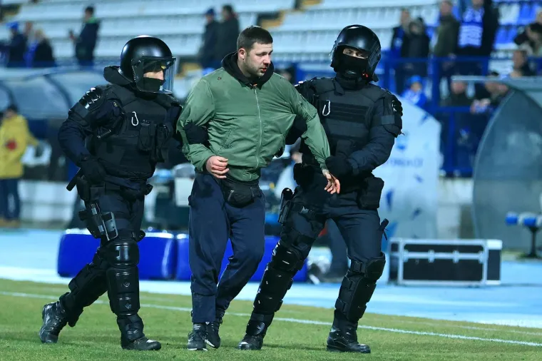 Neredi nakon derbija Osijeka i Dinama: Interventna i redari na terenu hvatali navijače; Ovo niste mogli vidjeti u prijenosu