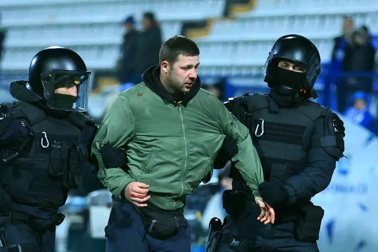 Neredi nakon derbija Osijeka i Dinama: Interventna i redari na terenu hvatali navijače; Ovo niste mogli vidjeti u prijenosu