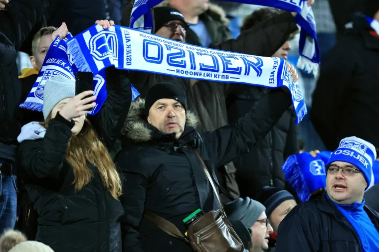 Neredi nakon derbija Osijeka i Dinama: Interventna i redari na terenu hvatali navijače; Ovo niste mogli vidjeti u prijenosu