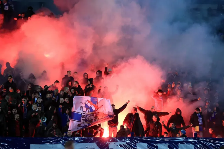 Neredi nakon derbija Osijeka i Dinama: Interventna i redari na terenu hvatali navijače; Ovo niste mogli vidjeti u prijenosu