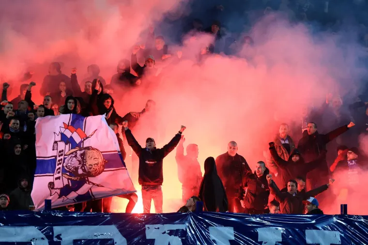 Neredi nakon derbija Osijeka i Dinama: Interventna i redari na terenu hvatali navijače; Ovo niste mogli vidjeti u prijenosu