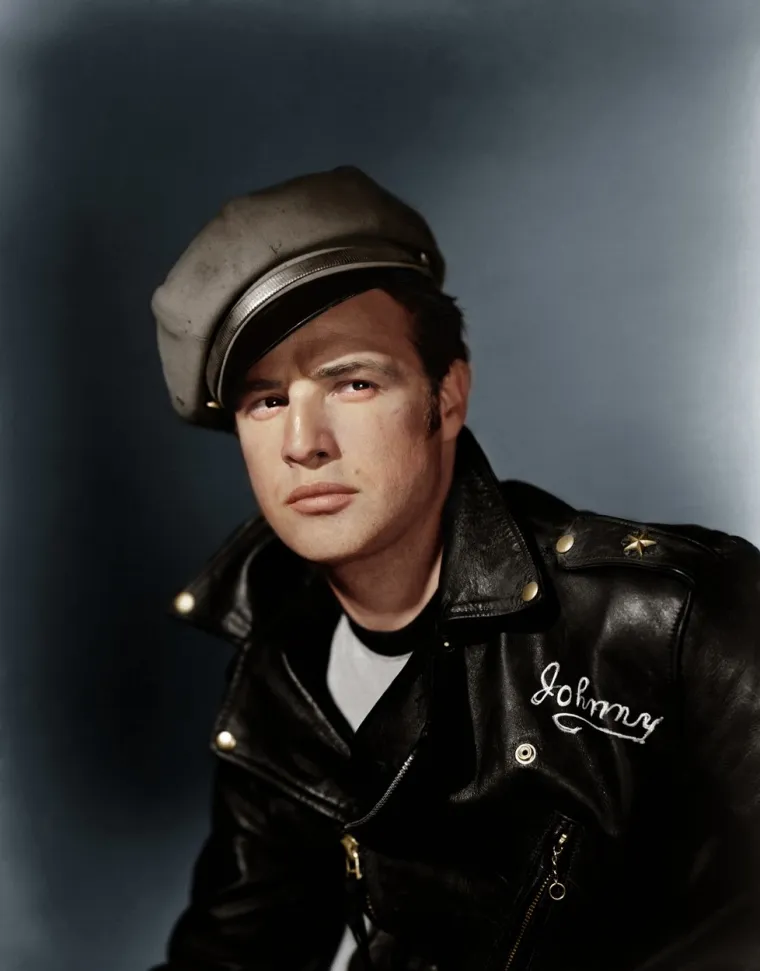 Marlon Brando imao je veoma uspješnu glumačku karijeru, no ne i tako uspješan privatni život. S različitim je ženama dobio sedmero djece, a troje ih je i usvojio. Bilo je u njegovu životu i bizarnih scenarija. Primjerice, 1954. godine imao je skandaloznu aferu s Ritom Moreno, koja je ostala trudna s njegovim prvim djetetom, no on ju je natjerao da pobaci. Njegov prvi sin Christian proveo je čak četiri godine u zatvoru zbog ubojstva dečka svoje polusestre 1990., a Cheyenne, Brandova kći, objesila se 1995. kada je imala samo 25 godina. Naime, U večeri ubojstva, polubrat i polusestra večerali su sami u restoranu, kad se Cheyenne požalila da je psihički i fizički zlostavljana. Kasnije te večeri, Christian je potaknut većim količinama alkohola odlučio pokazati njezinu dečku kako se treba ponašati prema damama. Kasnije je priznao kako ga nije imao namjere ubiti, već ga samo uplašiti, no Drollet mu je pokušao preoteti pištolj, pa je on navodno slučajno opalio. Pet godina kasnije, Cheyenne je izvršila samoubojstvo iz trećeg pokušaja.