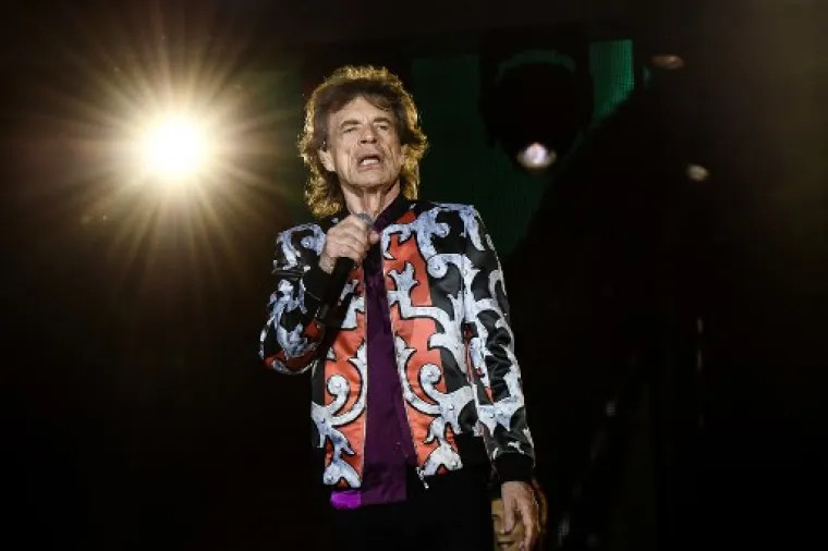 Osim bogate glazbene karijeru, danas 78-godišnji frontmen Rolling Stonesa, Mick Jagger iza sebe ima i iznimno bogat ljubavni život. Jagger je ponosni otac osmero kćeri i sinova. Najmlađi od svih četverogodišnji je Deveraux Octavian Basil Jagger, rođen 8. prosinca 2016. godine. Njegova je majka ujedno zadnja službena Jaggerova djevojka, 43 godine mlađa balerina Melanie Hamrick. S druge strane, najstarija Jaggerova kćer ima 50 godina. Uz njih ima Jade (49), Georgiju (29), Lizzie (37), Jamesa (35), Gabriela (23) i 22-godišnjeg Lucasa.